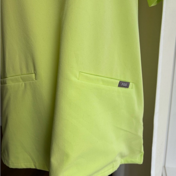 FIGS Livingston Scrub Pants & Top in Sea Mist - Picture 8 of 12